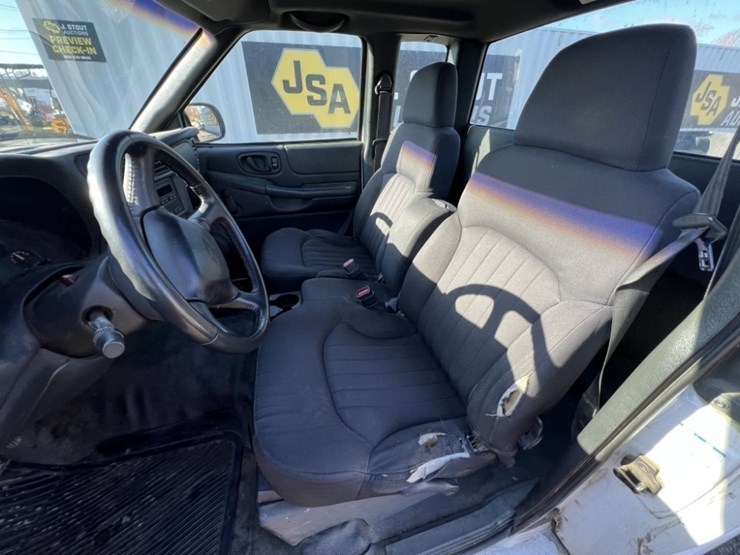 2003-chevrolet-s10-image-23