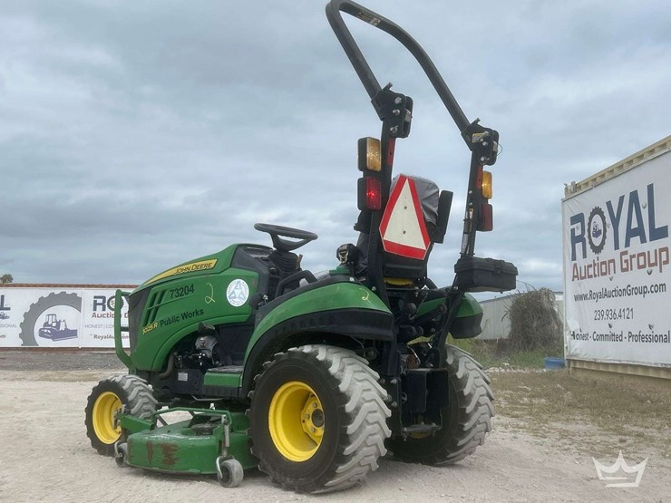 john-deere-1025r-sub-compact-tractor-mower-image-4