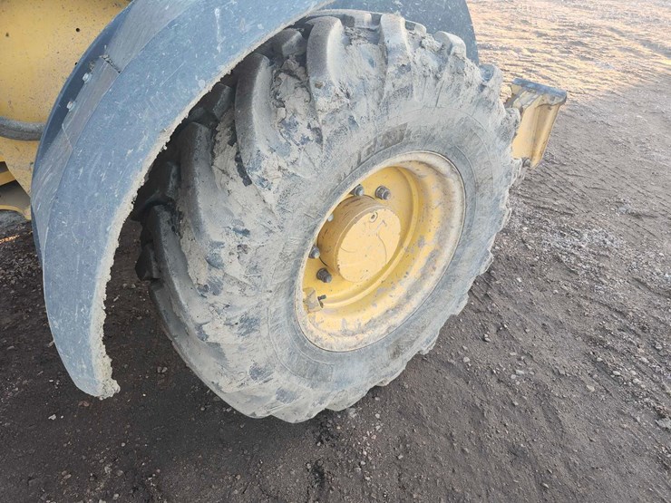 john-deere-324-image-18