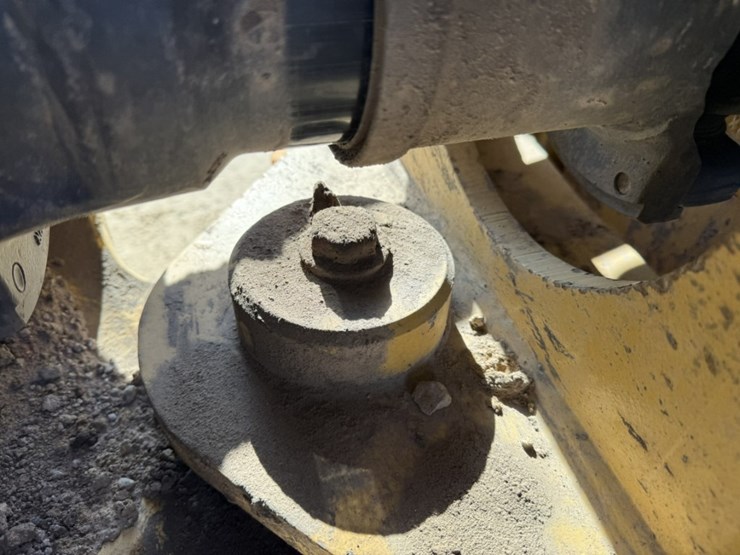 2010-caterpillar-740-image-51