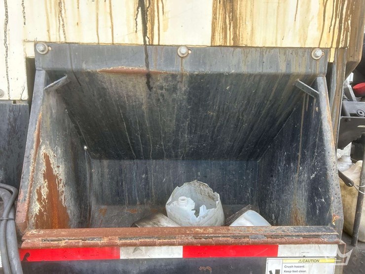 2014-freightliner-m2-106-image-44