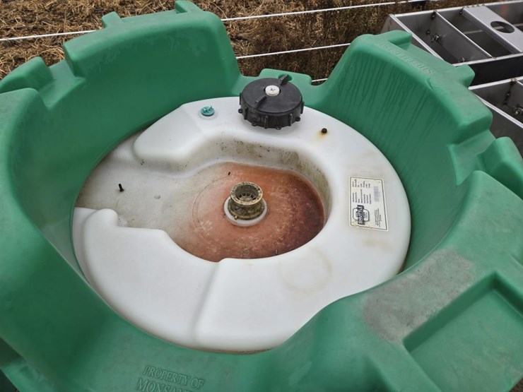 #5926-•-(2)-150-gallon-poly-totes-image-3