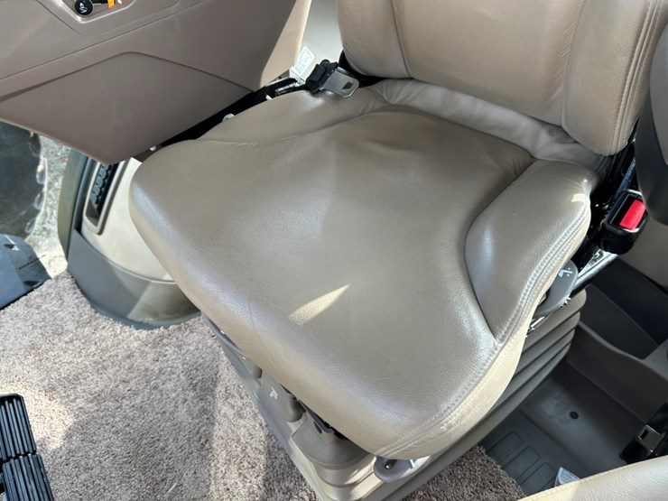 2014-john-deere-8270r-image-33