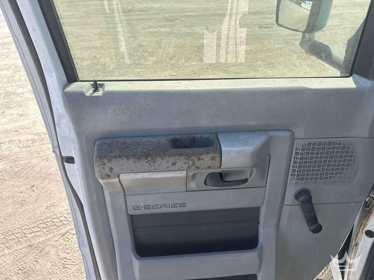 2014-ford-e-450-super-duty-shuttle-bus-image-10