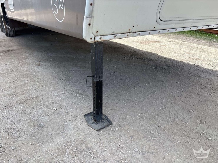 2004-fleetwood-wilderness-advantage-365-bsqs-38ft-t/a-5th-wheel-travel-trailer-image-11