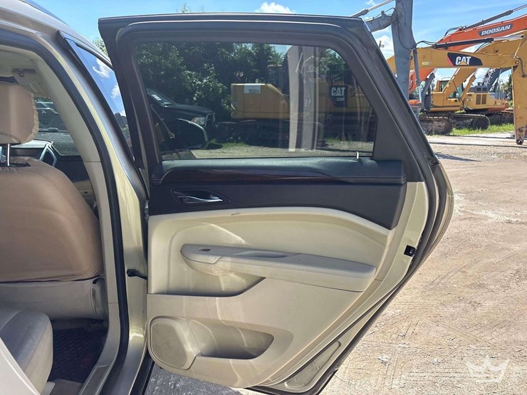 2010-cadillac-srx-image-21