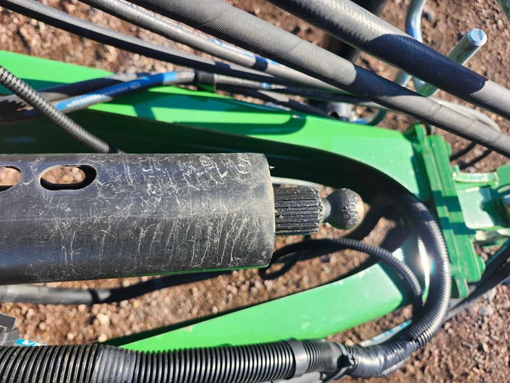 2023-john-deere-560m-image-32