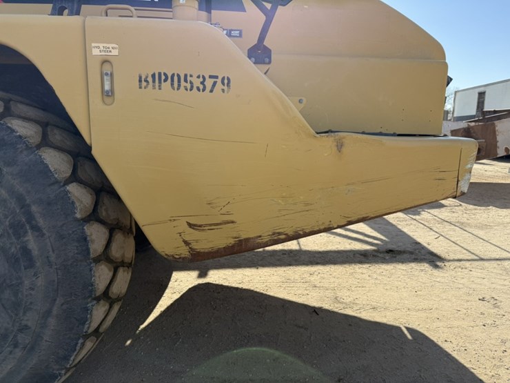 2010-caterpillar-740-image-59