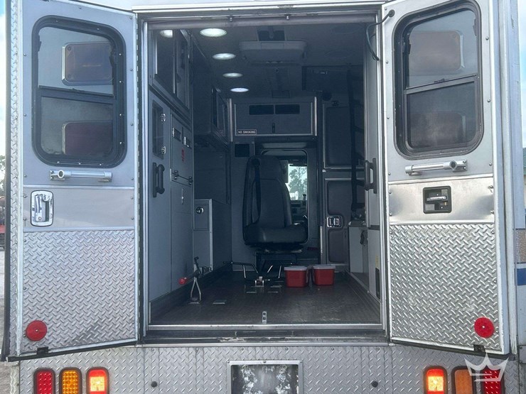 2003-freightliner-fl60-image-29