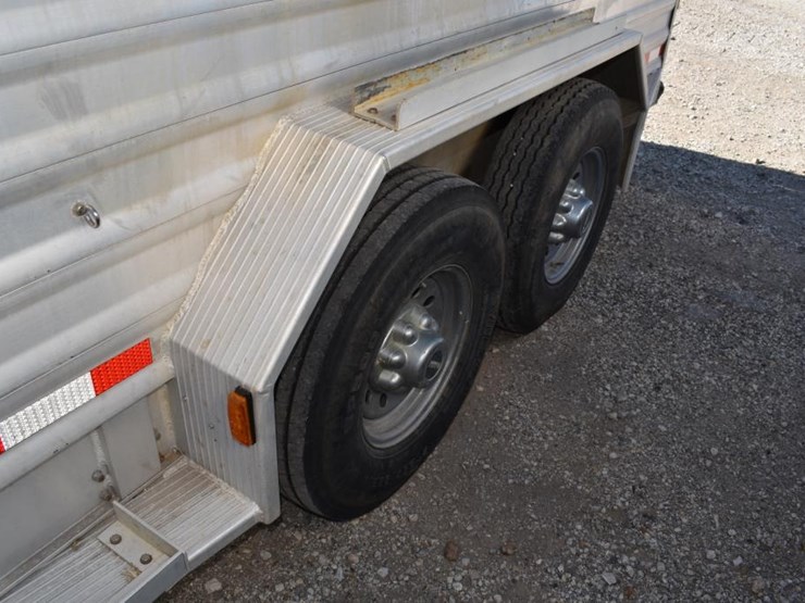 2009-6'-8"-featherlite-aluminum-livestock-trailer-w/-tack-room-(vin-#-4fg-b-image-3