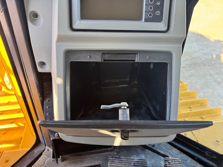 2019-caterpillar-d8t-image-43