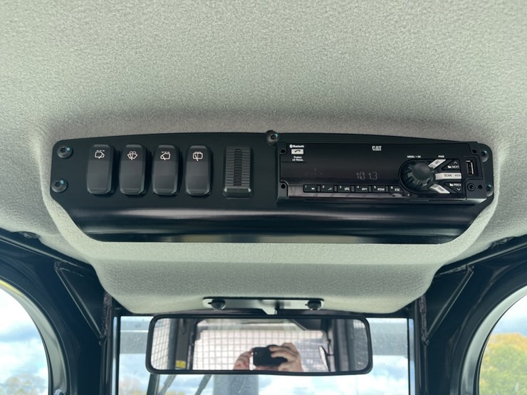 2021-caterpillar-d3k2-xl-image-19