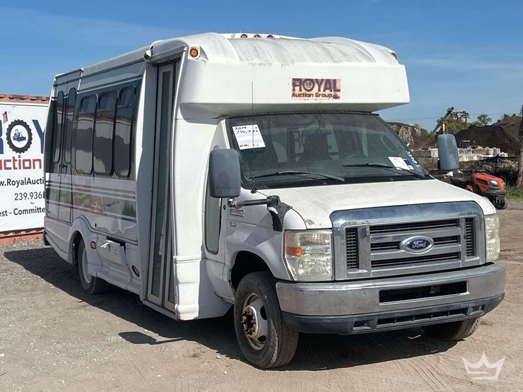 2014-ford-e-450-super-duty-shuttle-bus-image-1