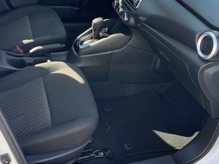 2021-nissan-versa-image-18