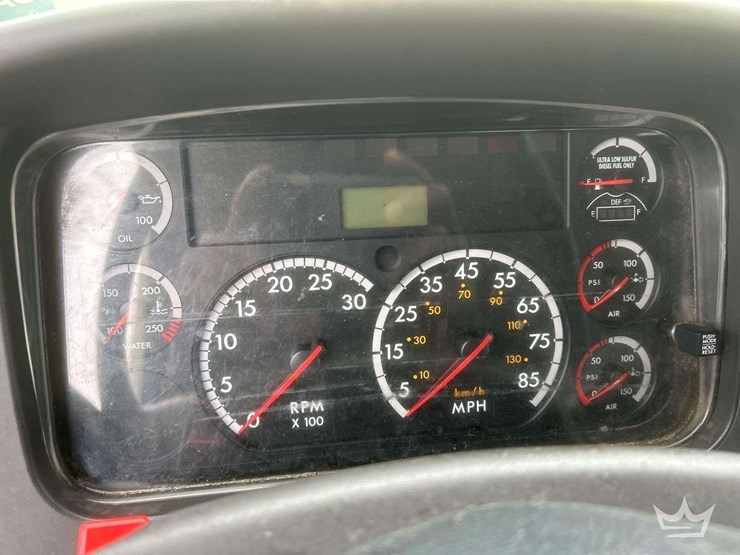 2014-freightliner-m2-106-image-11