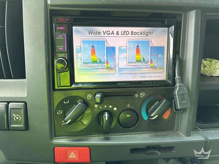 2011-isuzu-npr-image-11