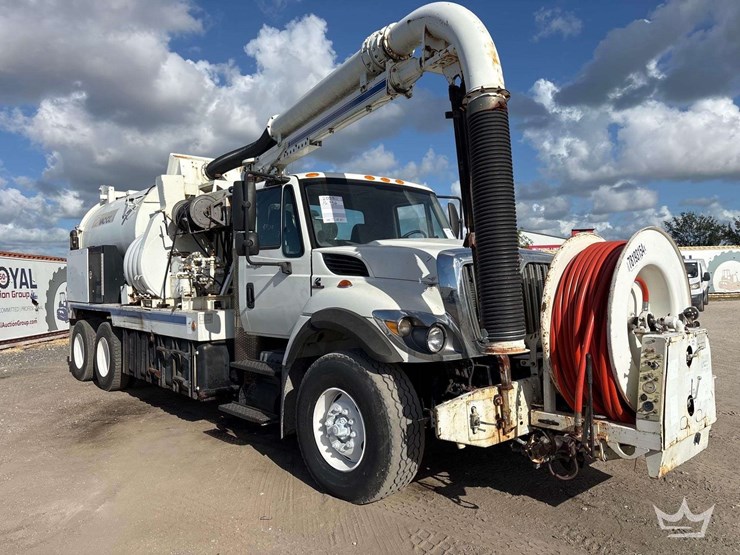 2009-international-7400-image-2