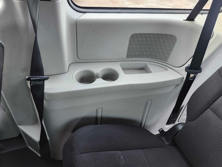 2015-dodge-grand-caravan-image-33