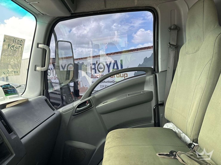 2011-isuzu-npr-image-12