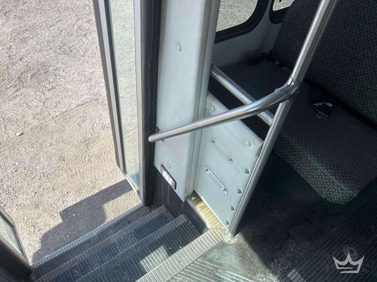 2014-ford-e-450-super-duty-shuttle-bus-image-31