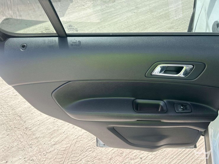 2017-ford-explorer-image-18