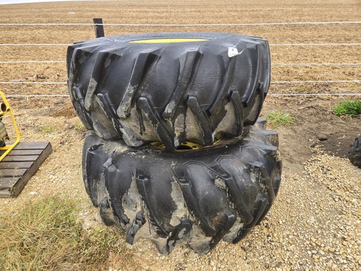 #5924-•-(2)-23.1-x-26-tires-on-john-deere-rims-image-4
