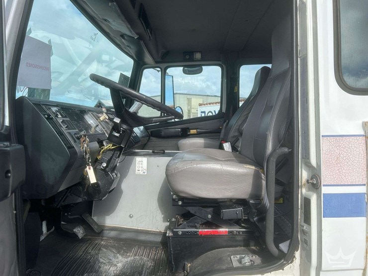 2003-freightliner-fl60-image-7