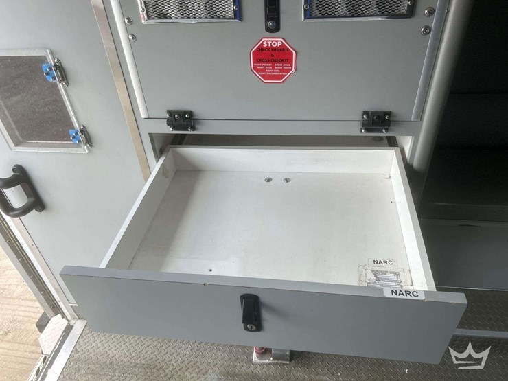 2005-freightliner-m2-106-image-65