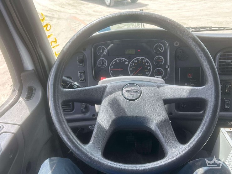 2005-freightliner-m2-106-image-19