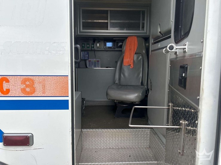 2004-freightliner-fl60-image-11