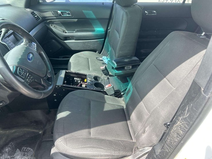 2017-ford-explorer-image-16