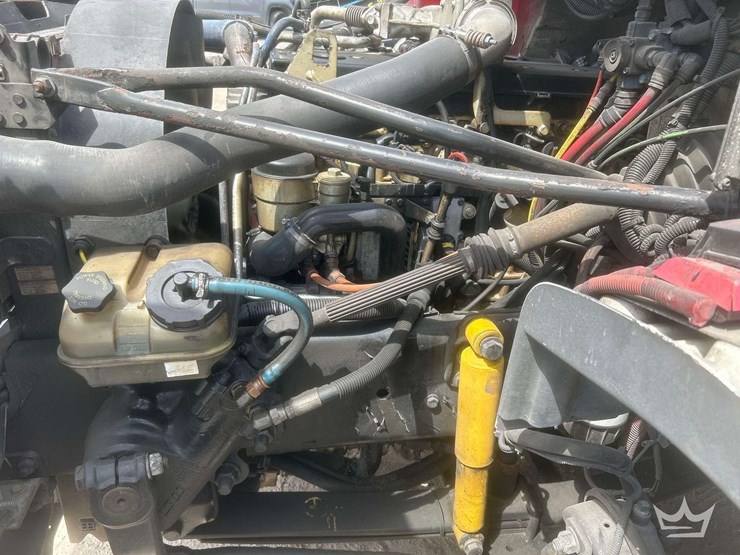 2005-freightliner-m2-106-image-9