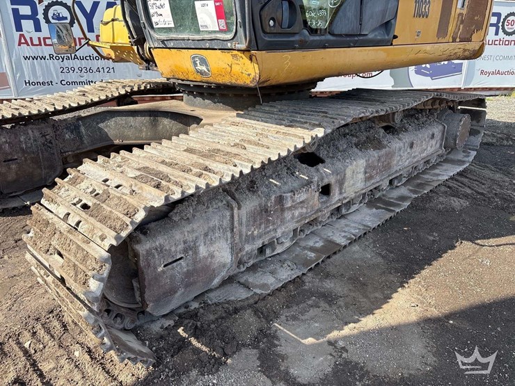 2013-deere-350g-lc-image-11