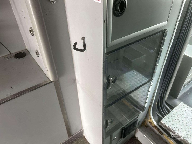 2005-freightliner-m2-106-image-58