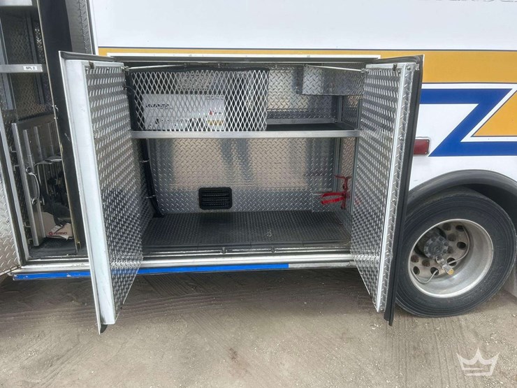 2005-freightliner-m2-106-image-37