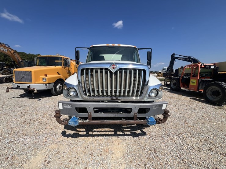 2018-international-7400-image-9