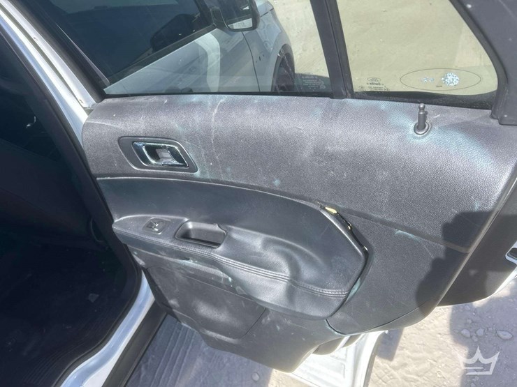 2016-ford-explorer-image-21