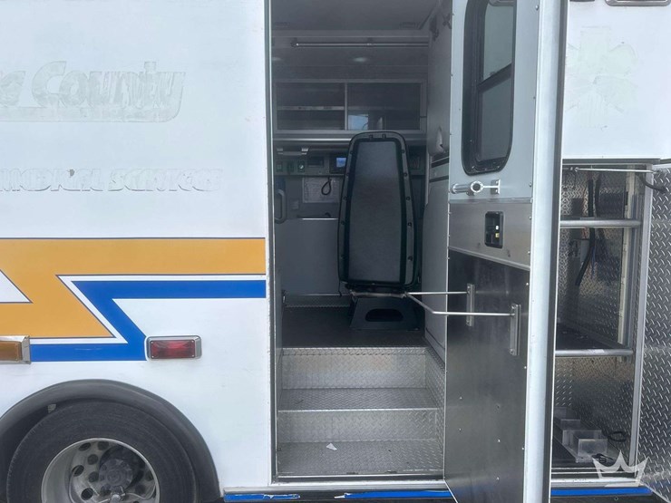 2005-freightliner-m2-106-image-32