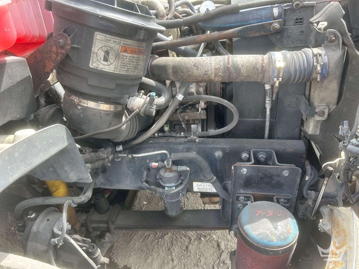 2005-freightliner-m2-106-image-7