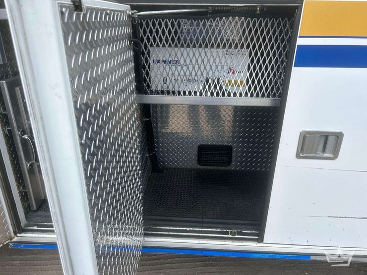 2005-freightliner-m2-106-image-36