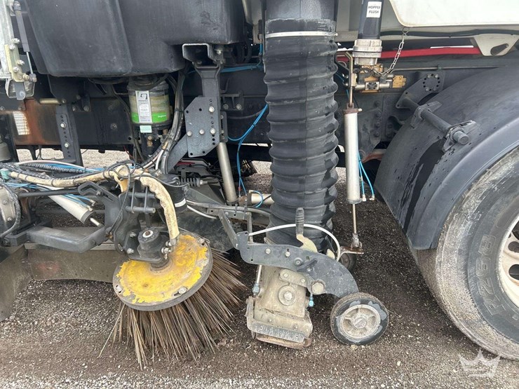 2019-freightliner-m2-106-image-32