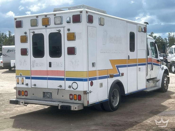 2005-freightliner-m2-106-image-3