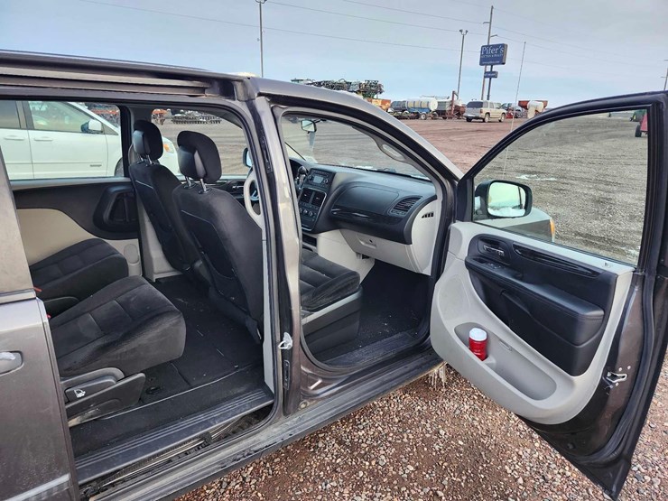 2015-dodge-grand-caravan-image-35