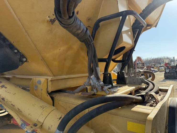 2010-caterpillar-740-image-45