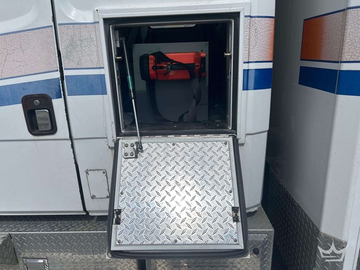 2004-freightliner-fl60-image-21