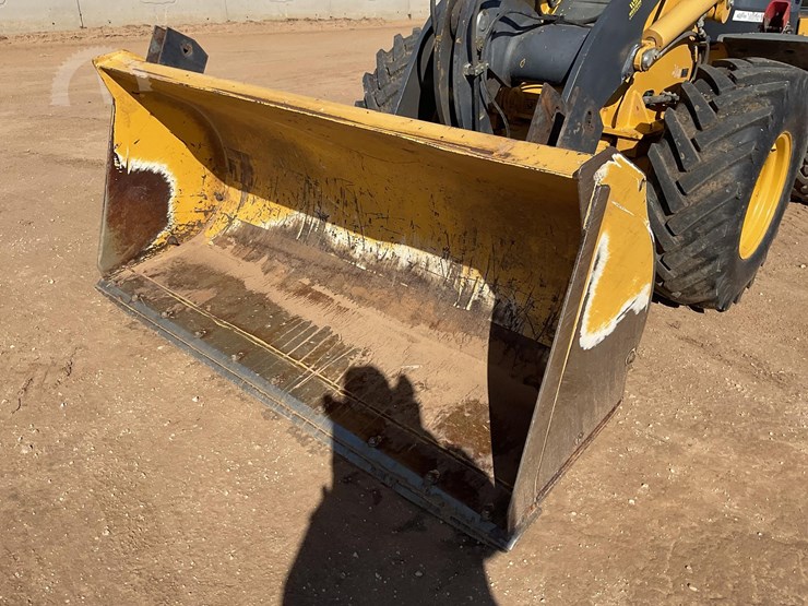 2015-deere-324k-image-3