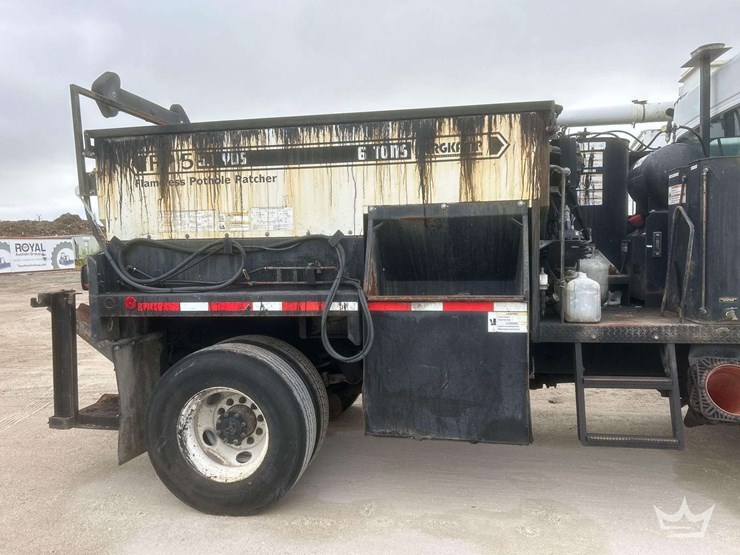 2014-freightliner-m2-106-image-23