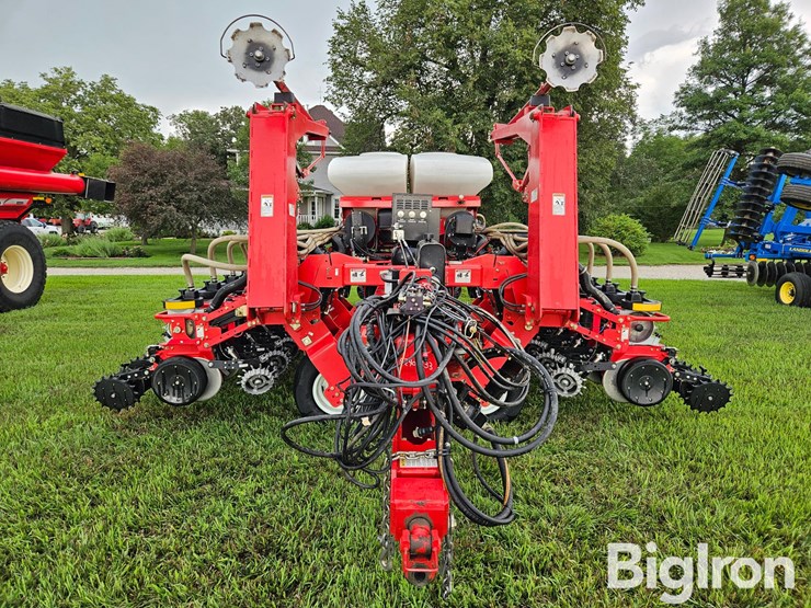 2007-white-8524c-24r20-planter-image-3