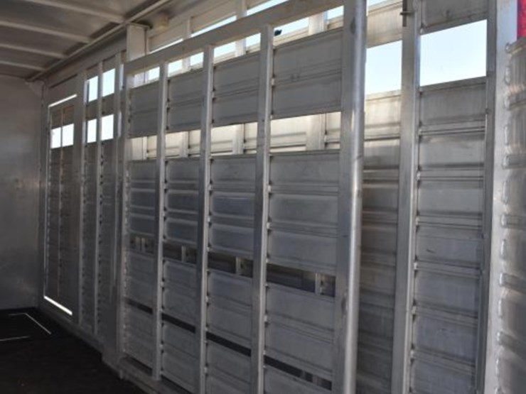 2009-6'-8"-featherlite-aluminum-livestock-trailer-w/-tack-room-(vin-#-4fg-b-image-5