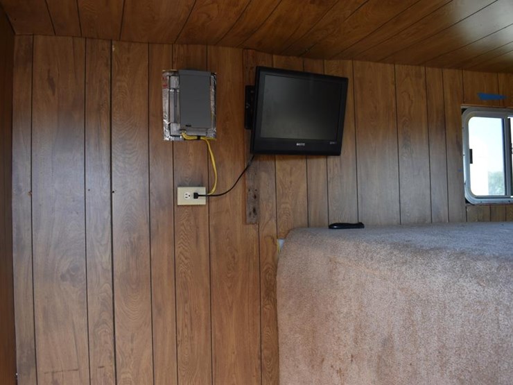 2009-6'-8"-featherlite-aluminum-livestock-trailer-w/-tack-room-(vin-#-4fg-b-image-12